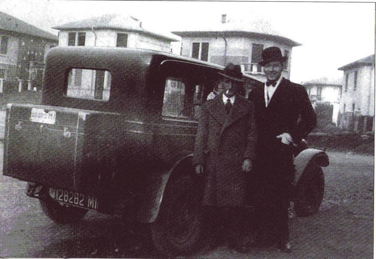 (Foto n. 9) Un elegante Gianluigi Bonelli con un amico, in una foto dei primi anni Trenta (da Tex, Un eroe per amico, Gianni Bono, Leonardo Gori, Federico Motta Editore, Milano, 1998, p. 202)