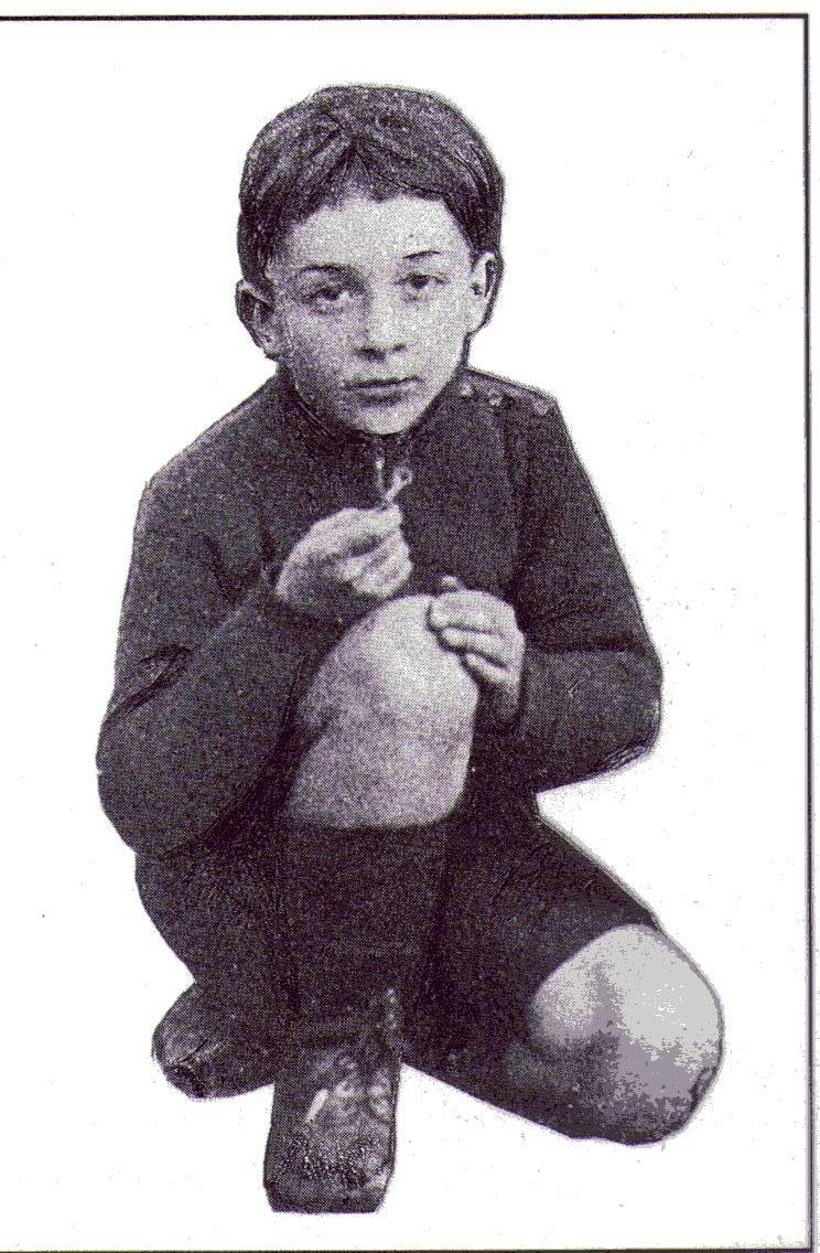 (Foto n. 5) Aurelio Galleppini a otto anni (1925), da Aurelio Galleppini, L'arte dell'avventura, Ikon Editrice, Milano, dicembre 1989, pagina 8.